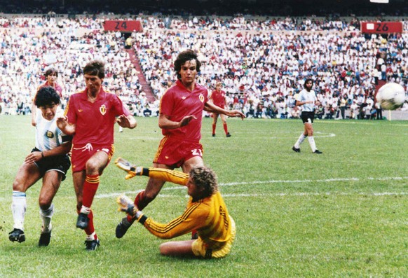 Im Halbfinal der WM 1986 gegen Argentinien wurde Belgiens Torhüter Jean-Marie Pfaff von keinem geringerem als Diego Armando Maradona (l.) bezwungen.