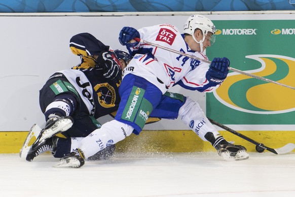 Langenthals Philipp Rytz, links, kaempft um den Puck gegen Klotens Luca Homberger, rechts, waehrend dem Swiss Ice Hockey Cup Viertelfinal zwischen dem SC Langenthal und dem EHC Kloten, am Mittwoch, 23 ...