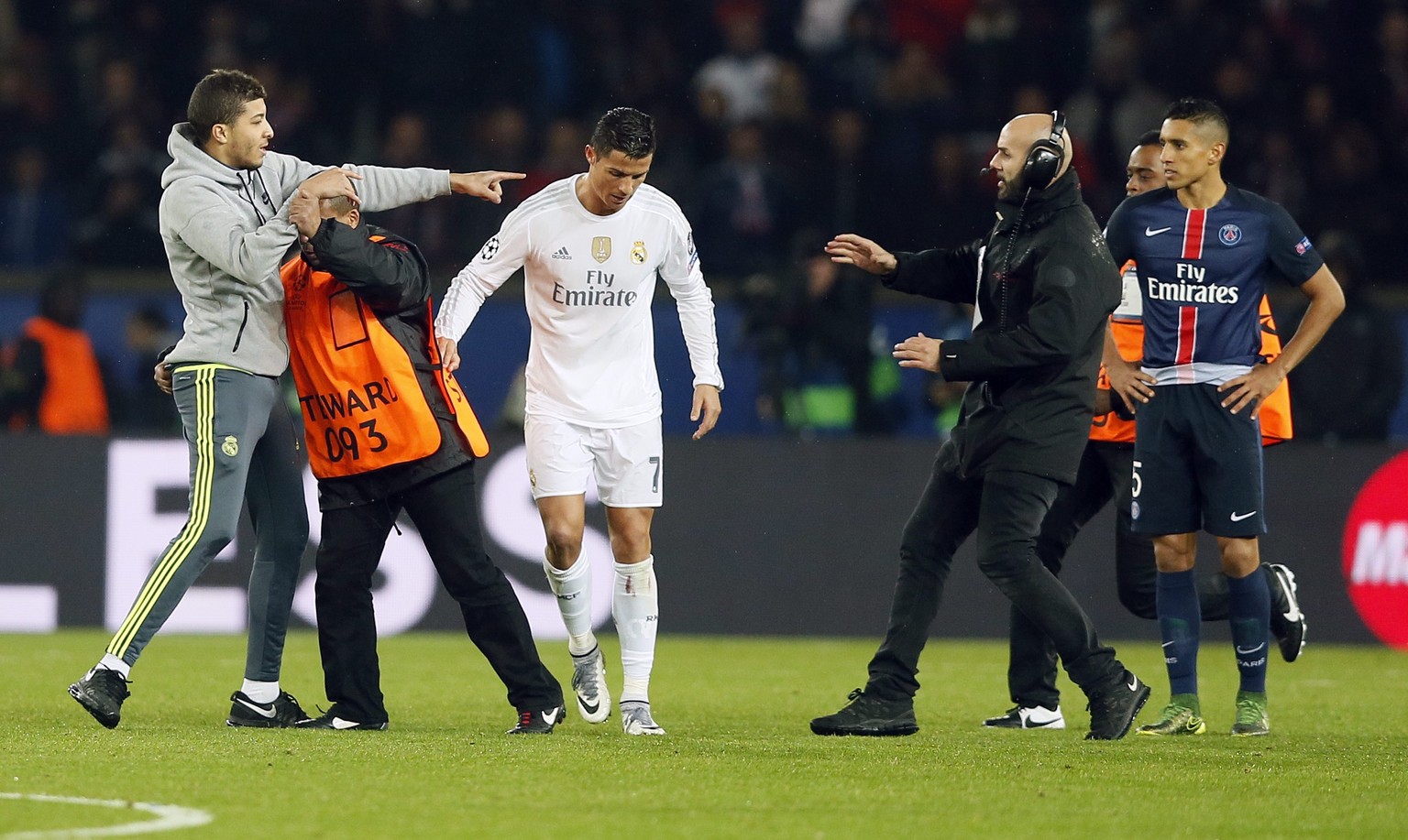 Für den einzigen Aufreger in der Partie zwischen PSG und Real Madrid sorgt ein Flitzer.&nbsp;