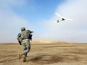 Ein US-Soldat startet eine sogenannte «Raven-Drohne» im Irak.