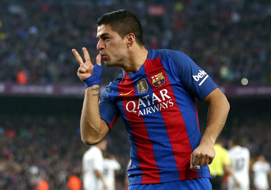 epaselect epa05658296 FC Barcelona&#039;s Uruguayan striker Luis Suarez celebrates scoring the opening goal during the Primera Division match between FC Barcelona and Real Madrid at Camp Nou stadium i ...