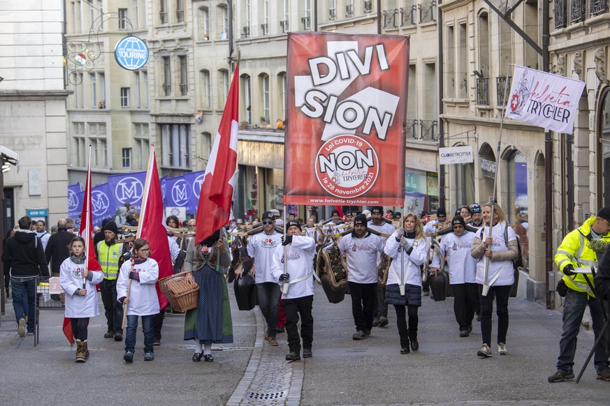 Massnahmengegner und Corona-Skeptiker demonstrieren an der von den