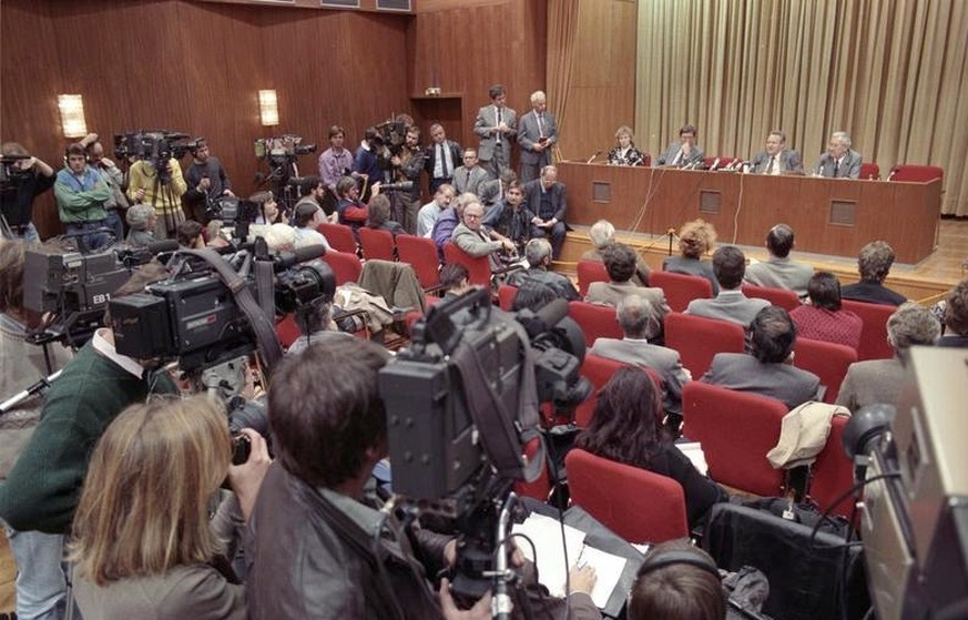 Pressekonferenz am 9. November 1989 in Ost-Berlin: Günter Schabowski erklärt fälschlicherweise, die Grenze nach Westen werde sofort geöffnet.