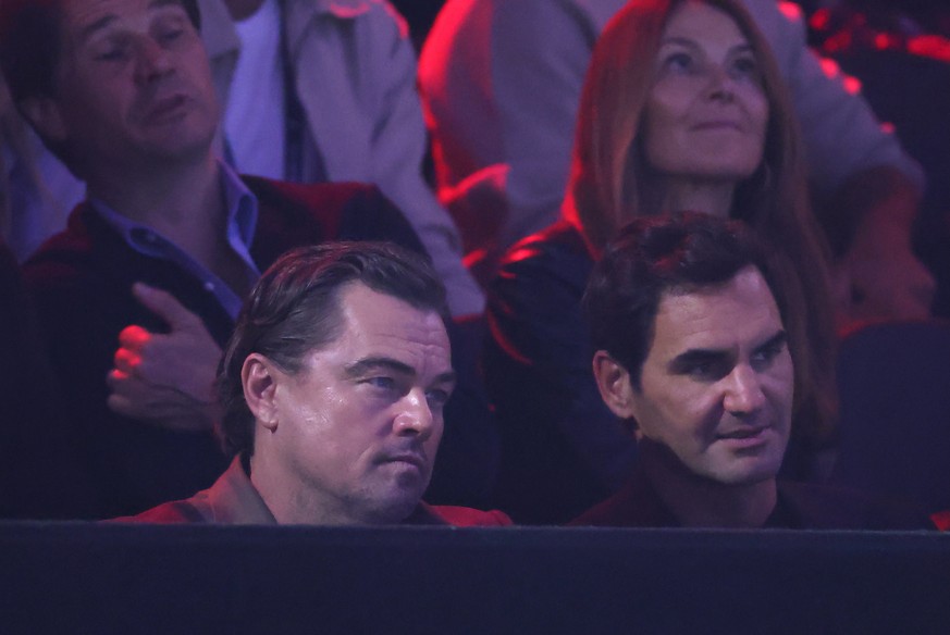 epa13266363 US actor Leonardo DiCaprio (L) and Swiss former tennis player Roger Federer (R) watch the singles match between Team Europes Alexander Zverev and Team Worlds Learner Tien on Day 3 of the ...