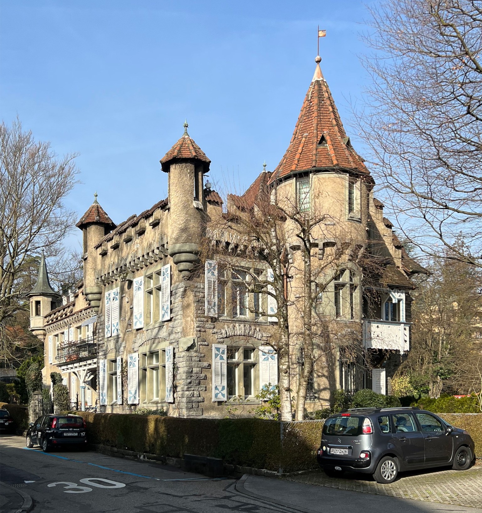 So etwas wie das Probierstück im Villenformat. Zwei Jahre vor dem Bau der Festhütte für das Schützenfest in Luzern 1901 entwirft Hans Siegwart an der Reckenbühlstrasse 2 für seinen Bruder, den Bildhau ...