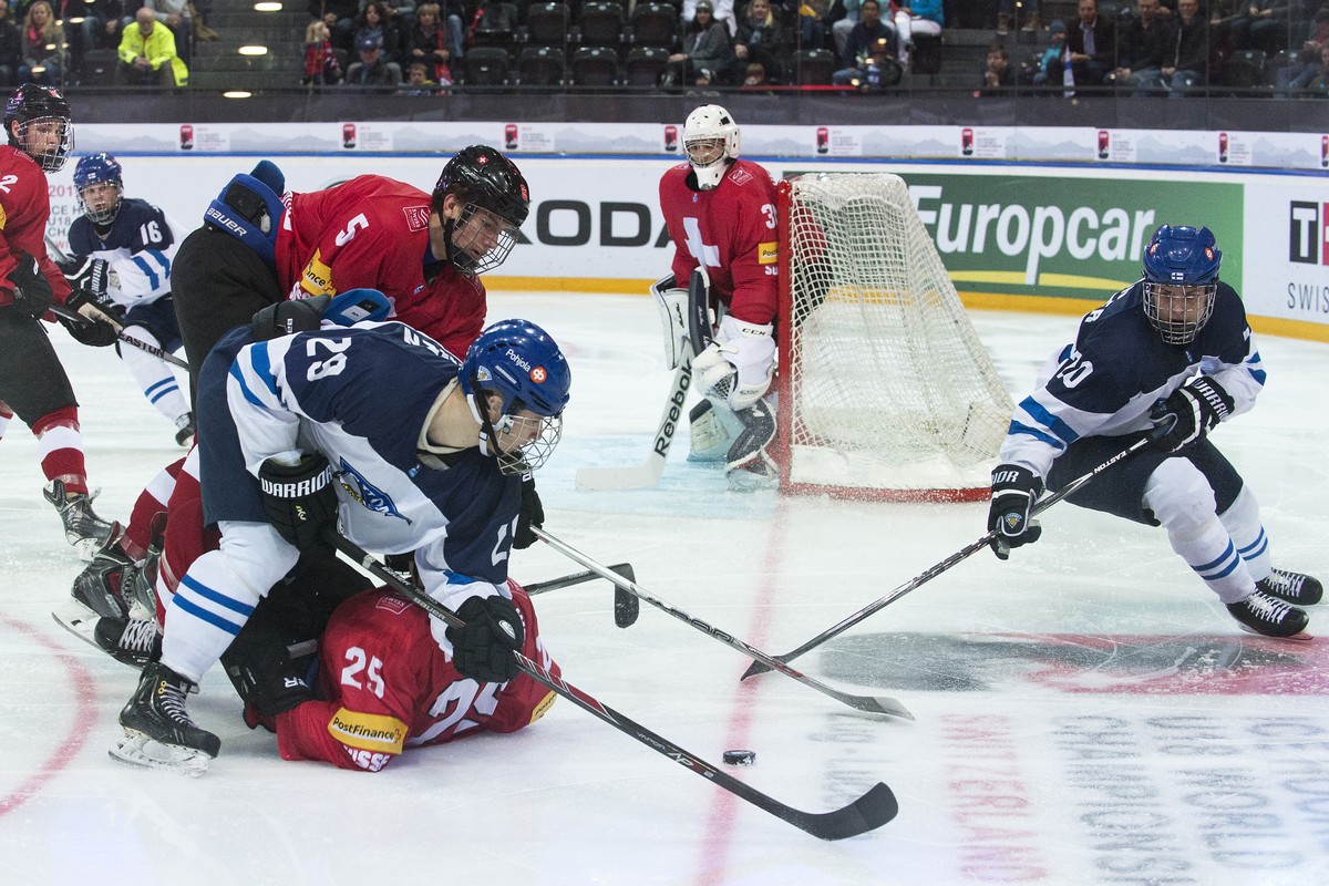 Alain Bircher (zuoberst) beim U-18-WM-Spiel gegen Finnland. &nbsp;