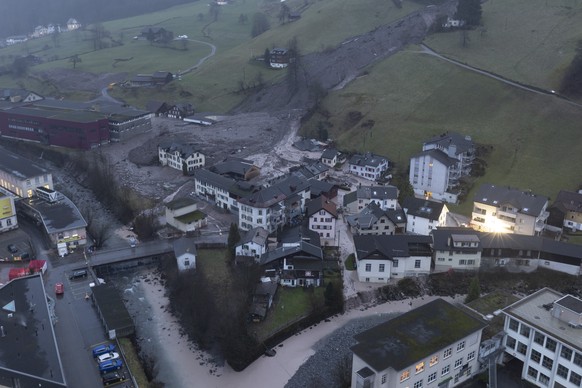 Geroell- und Schlammassen erreichen ein Wohnquartier in Schwanden, das erst seit wenigen Wochen wieder bewohnbar ist, aufgenommen am Freitag, 22. Dezember 2023. Intensive Niederschlaege haben im Erdru ...