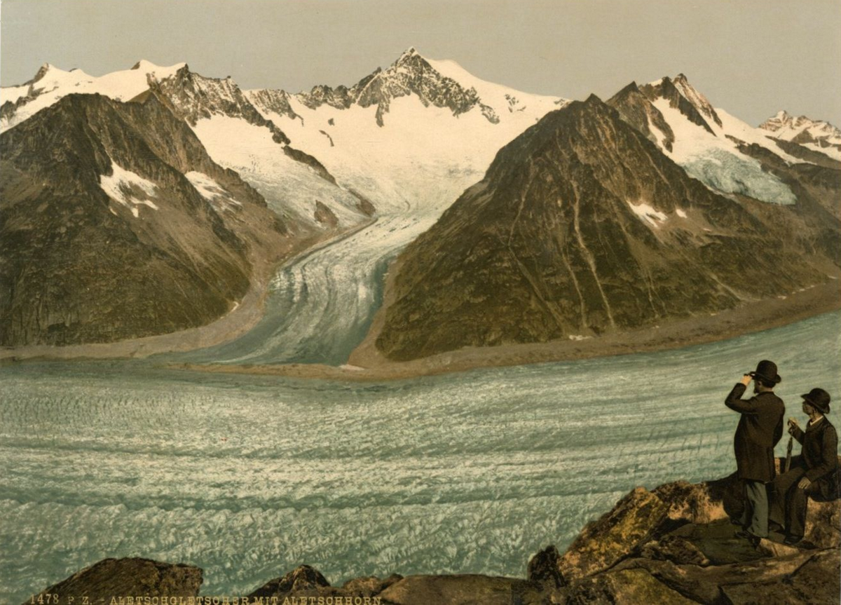 Aletschgletscher mit distinguiert gekleideten Touristen.