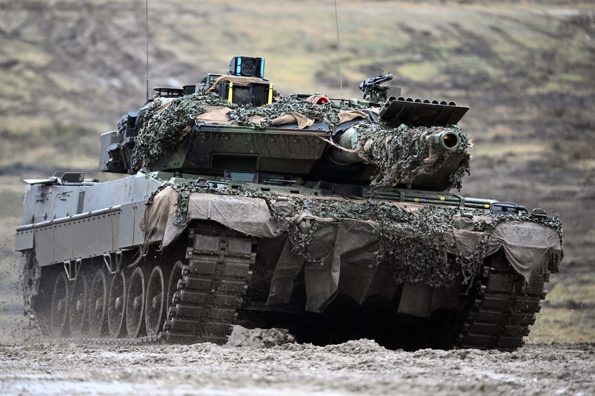 ARCHIV - 01.02.2023, Nordrhein-Westfalen, Augustdorf: Ein Leopard 2A6 des Panzerbataillon 203 der Bundeswehr fahren