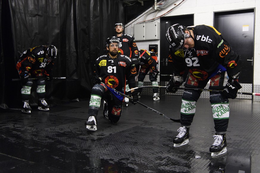 Berns Eric Blum, Berns Thomas Ruefenacht, Berns Maxim Noreau, Berns Calle Andersson, und Berns Gaetan Haas, fotografiert vor dem ersten Eishockey Playoff-Halbfinalspiel der National League zwischen de ...