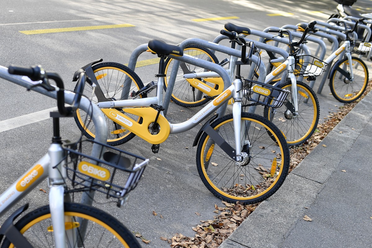 Velos der Firma O-Bike aus Singapur in Zuerich am Montag, 14. August 2017. Die Zweiraeder lassen sich per Smartphone orten und ueber einen Scan entriegeln. Nach der Benutzung koennen sie ueberall abge ...