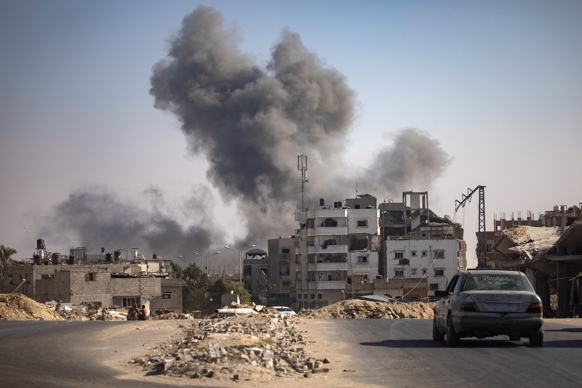 epaselect epa11593231 Smoke rises following an Israeli airstrike in Khan Younis, southern Gaza Strip, 08 September 2024. More than 40,000 Palestinians and over 1,400 Israelis have been killed, accordi ...