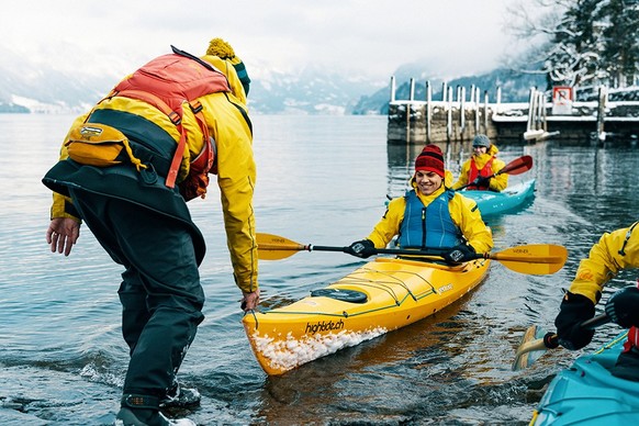 Dave Storey von der Kajakschule Hightide mit einer Gruppe auf dem Brienzersee.