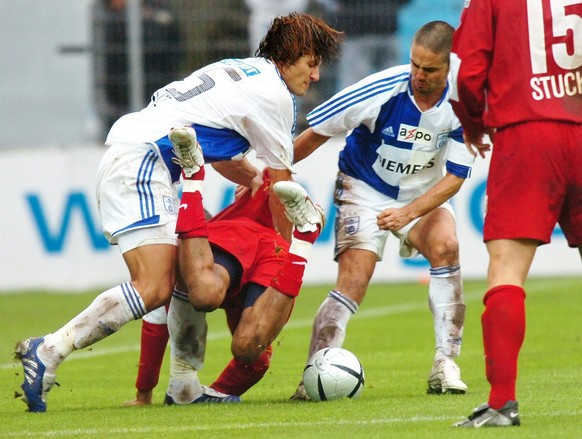 GCs Vero Salatic, links, und Ricardo Cabanas, rechts, sowie FC Zuerichs Cesar, Mitte, kaempfen um den Ball, beim Fussballspiel der Super League zwischen den Grasshoppers und dem FC Zuerich am Sonntag, ...