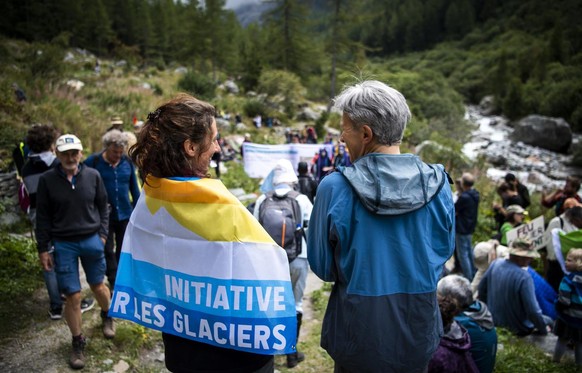 Des personnes manifestent lors d&#039;un &quot;hommage a nos glaciers&quot;, une commemoration pour les glaciers disparus au pied du glacier du Trient organise par l?Alliance Climatique et de nombreus ...