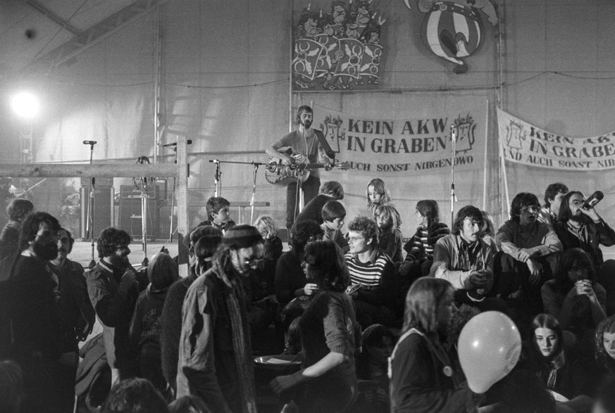 Atomkraftwerkgegner protestieren gegen den Bau des Kernkraftwerks Graben im Kanton Bern am 21. Maerz 1981. (KEYSTONE/Str)