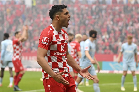 28.04.2024, Rheinland-Pfalz, Mainz: Fu�ball: Bundesliga, FSV Mainz 05 - 1. FC K�ln, 31. Spieltag, Mewa Arena. Der Mainzer Nadiem Amiri feuert die Fans an. Foto: Torsten Silz/dpa - WICHTIGER HINWEIS: G ...