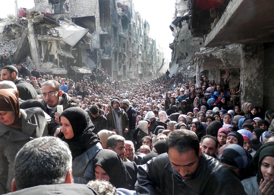 Ein erschütterndes Bild von Anfang 2014 aus dem syrischen Flüchtlingslager Jarmuk in der Hauptstadt Damaskus: Die Tausenden Flüchtlinge leiden seit geraumer Zeit Hunger.