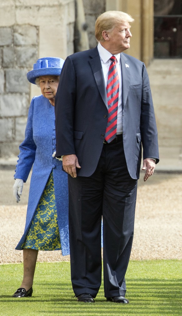 BILDPAKET -- ZUM JAHRESRUECKBLICK 2018 JULI, STELLEN WIR IHNEN HEUTE FOLGENDES BILDMATERIAL ZUR VERFUEGUNG -- Britain&#039;s Queen Elizabeth II, background and US President of the United States Donald ...