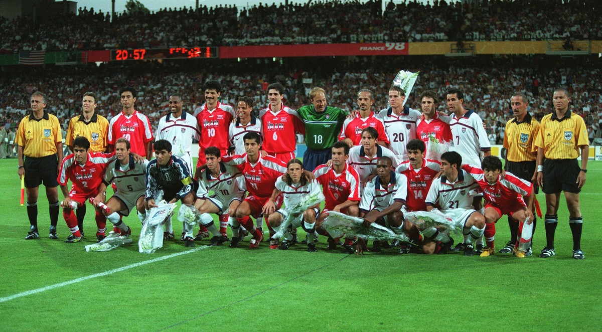 team group, Mannschaftsbild, Totale Usa &amp; Iran Usa V Iran 25 June 1998 PUBLICATIONxINxGERxSUIxAUTxONLY Copyright: MaryxEvansxAllstarxStewartxKendall 12126998 editorial use only