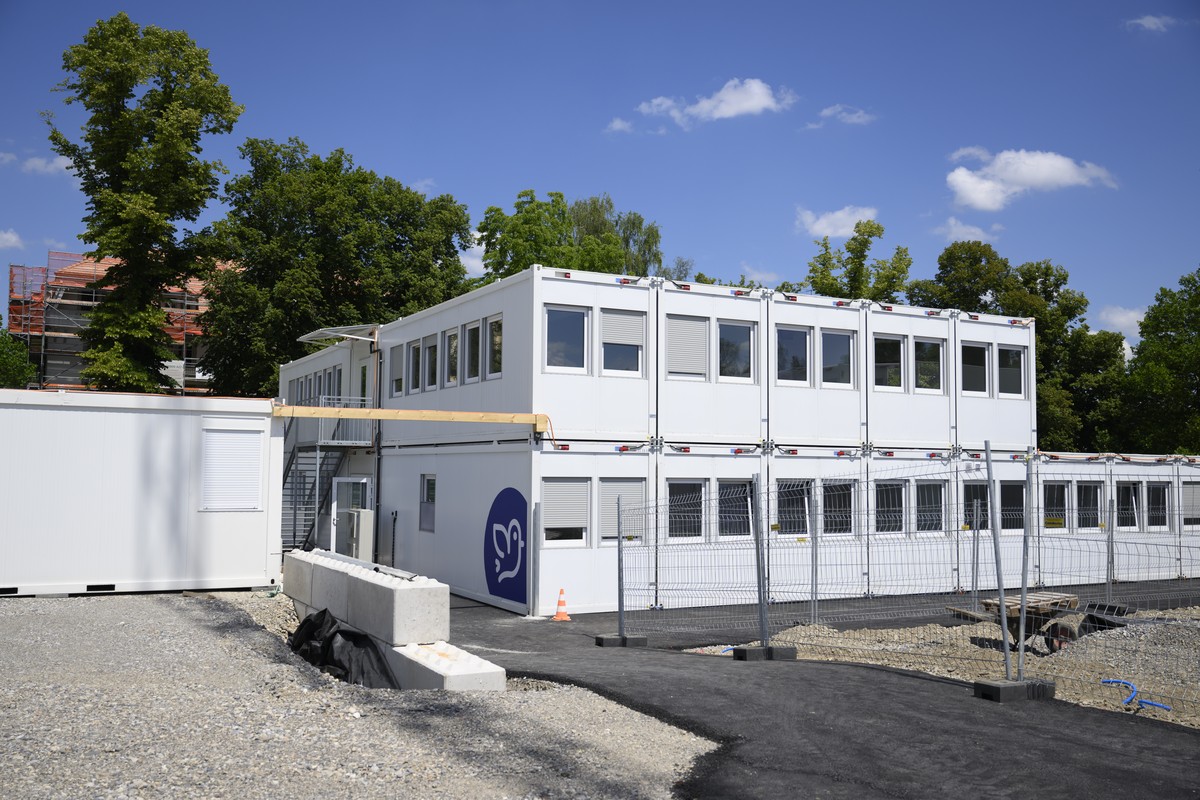 Sicht auf die Baustelle fuer die temporaeren Unterkuenfte Viererfeld (TUV) fuer Ukrainische Fluechtlinge waehrend einem Point de Presse der Stadt Bern zur Eroeffnung des Containerdorf fuer Ukraine-Flu ...