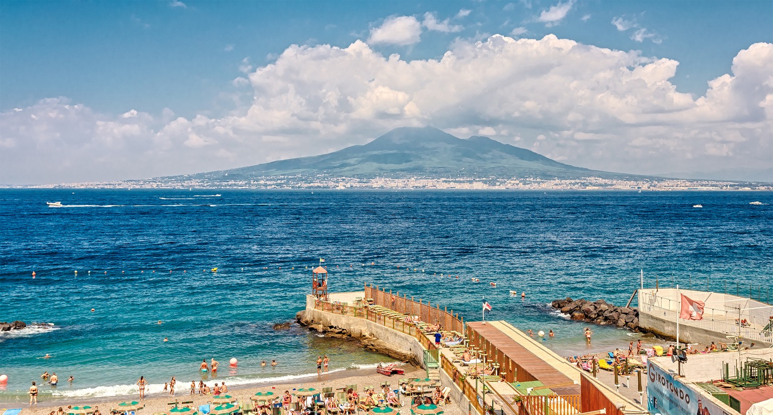 Blick von Castellammare di Stabia auf den Vesuv.