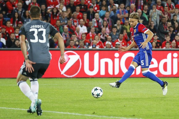 epa06230820 Basel&#039;s Michael Lang (R) score the 1-0 lead against Benfica&#039;s Jardel (L) during the UEFA Champions League group A soccer match between FC Basel 1893 and Benfica Lisbon in the St. ...