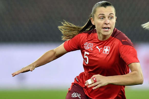 Swiss Noelle Maritz, left, in action against Romania's Andreea Laiu, right, during the FIFA Women's World Cup 2023 qualifying round group G soccer match between Switzerland and Romania at th ...