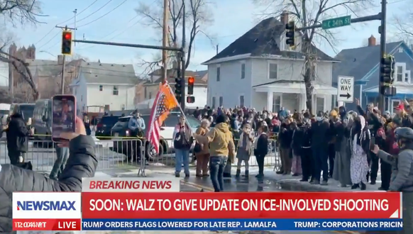 Demonstranten zünden eine verkehrte US-Flagge an. 7. Januar. Ein ICE-Agent hat in Minnesota eine Frau erschossen.