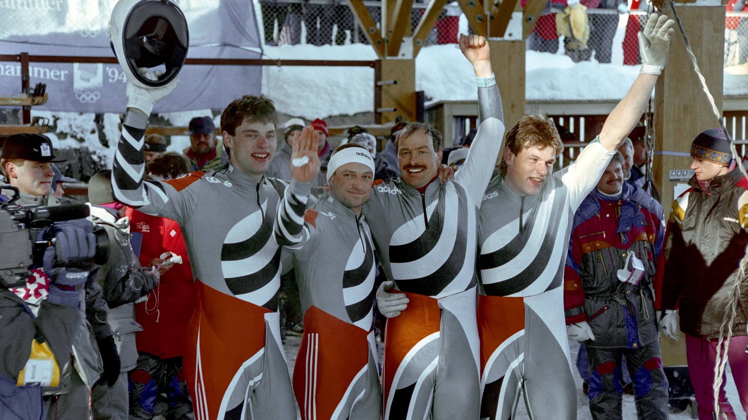 Am 20. Februar 1994, waehrend den den Olympischen Spielen von Lillehammer, holen sich die Schweizer Reto Goetschi, 2.v. links, und Guido Acklin, links, die Silbermedaille im Zweierbob. Die Goldmedaill ...