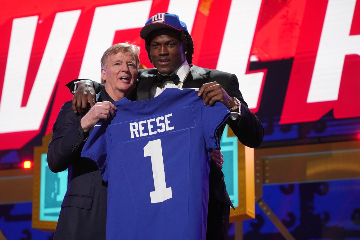 Ohio State linebacker Arvell Reese poses with NFL Commissioner Roger Goodell after being chosen by the New York Giants with the fifth overall pick during the first round of the NFL football draft, Thu ...
