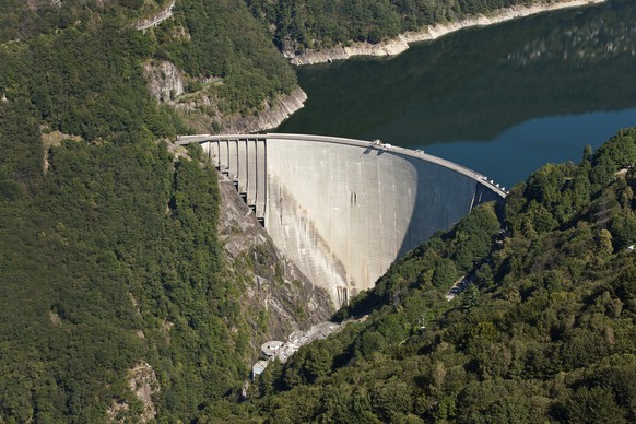 Stausee Staumauer Lago di Vogorno am Freitag, 10. August 2012. Der Lago di Vogorno ist ein zur Elektrizitaetserzeugung genutzter Speichersee Stausee im Schweizer Kanton Tessin. Er befindet sich am Aus ...