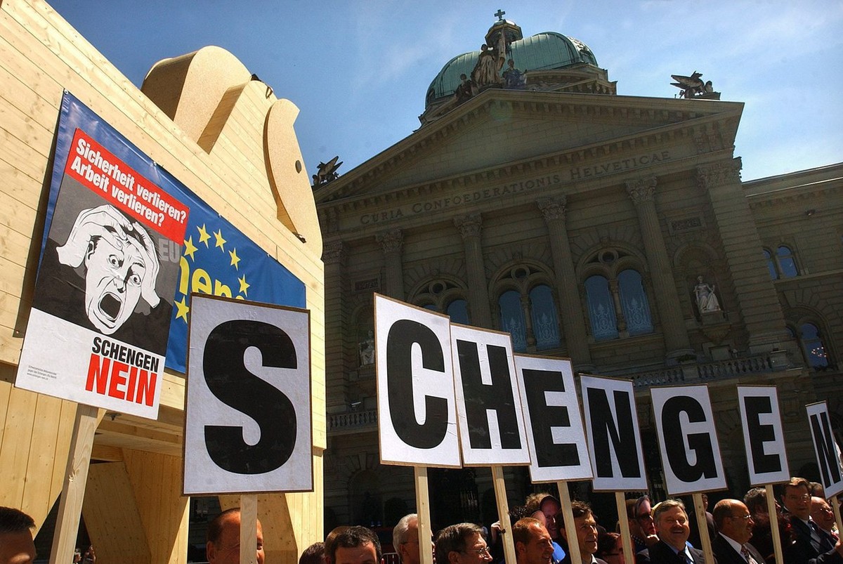 SVP Mitglieder demonstrieren am Freitag, 20. Mai 2005 in Bern, mit einem trojanischen Pferd gegen Schengen. Der Bundesbeschluss ueber die Genehmigung und die Umsetzung der bilateralen Abkommen zwische ...