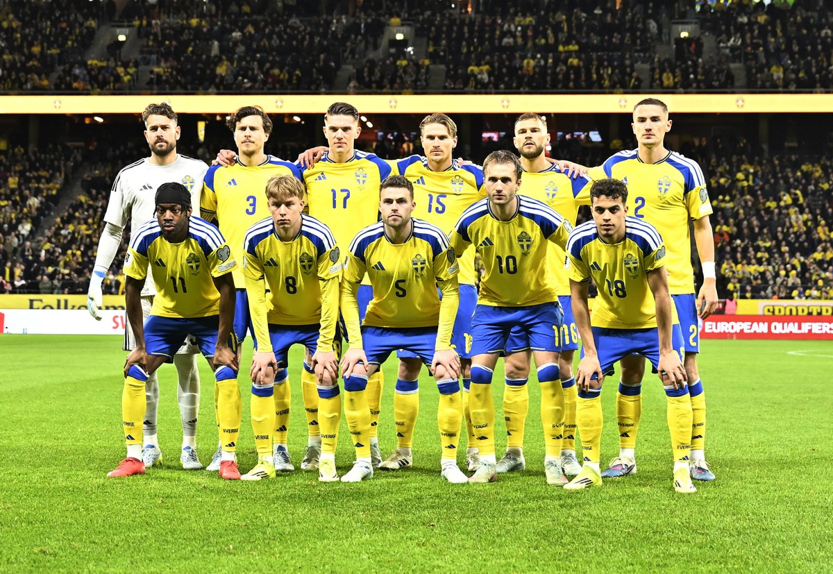 epa13012571 (FILE) - Sweden's starting eleven before the FIFA World Cup 2026 European playoffs match between Sweden and Poland at Strawberry Arena in Stockholm, Sweden, 31 March 2026 (reissued 02 ...