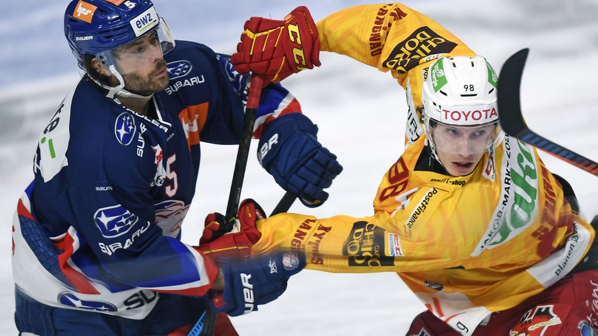 Der Zuercher Severin Blindenbacher, links, gegen den Tiger Jules Sturny, rechts, beim Eishockeyspiel der National League ZSC Lions gegen die SCL Tigers in Zuerich am Dienstag, 14. Januar 2020. (KEYSTO ...