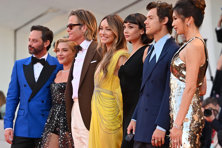 epaselect epa10162328 (L-R) Actors Nick Kroll, Florence Pugh, Chris Pine, director Olivia Wilde, Sydney Chandler, Harry Styles and Gemma Chan arrive for the premiere of &#039;Don&#039;t Worry Darling& ...