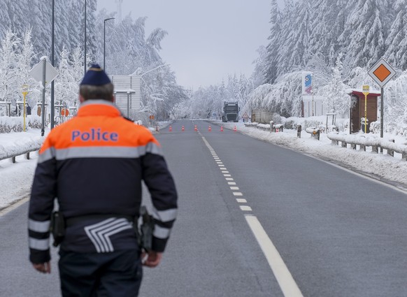 epa08928305 A Police officer close the road to the ski resort near the &#039;Baraque de Fraiture&#039;, in the Ardennes, Belgium, 09 January 2021. &#039;The Baraque de Fraiture&#039; site and the &#03 ...