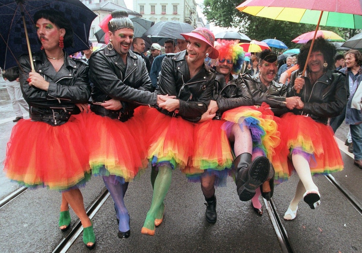 Kuehle Witterung, heisser Umzug: Diese Gruppe aus dem 3000 Personen umfassenden Umzug zum Christopher Street Day amuesiert sich am Samstag, 19. Juli 1997 in der Zuercher Innenstadt. (KEYSTONE/Christop ...