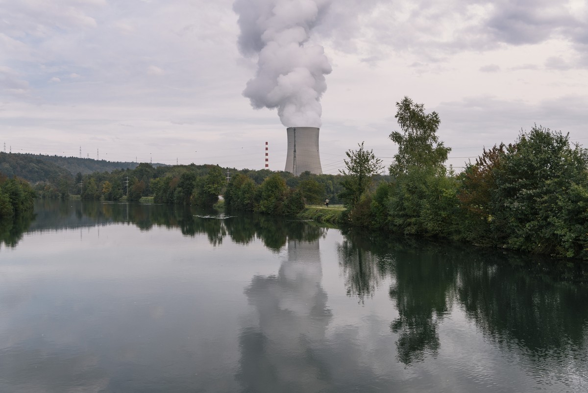 ZUR MELDUNG, DASS AKW AUCH WAEHREND IHRER STILLEGUNGSPHASE "GEFAEHRLICH" BLEIBEN, STELLEN WIR IHNEN FOLGENDES BILDMATERIAL ZUR VERFUEGUNG - The cooling tower of the Goesgen nuclear power pla ...