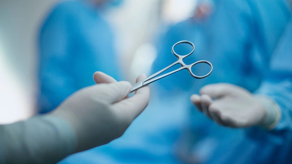 Lieber mit der feinen Klinge: Das Schweizer Gesundheitswesen braucht Reformen, aber die richtigen.