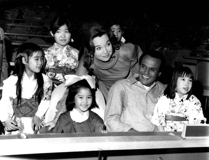 A WORLD OF LOVE, Shirley MacLaine and Harry Belafonte, with schoolchildren at the United Nations, aired December 22, 1970 Courtesy Everett Collection APUBLICATIONxINxGERxSUIxAUTxONLY Copyright: xCourt ...