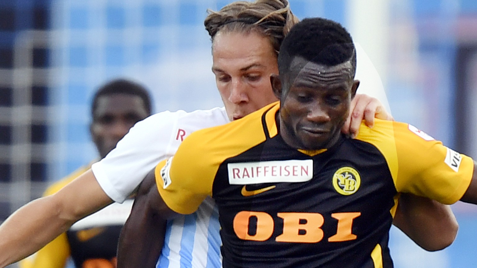 Der Zuercher Michael Frey, revchts, gegen den Berner Sekou Sanogom recht, beim Fussballspiel der Super League FC Zuerich gegen BSC Young Boys im Stadion Letzigrund in Zuerich am Samstag, 19. August 20 ...