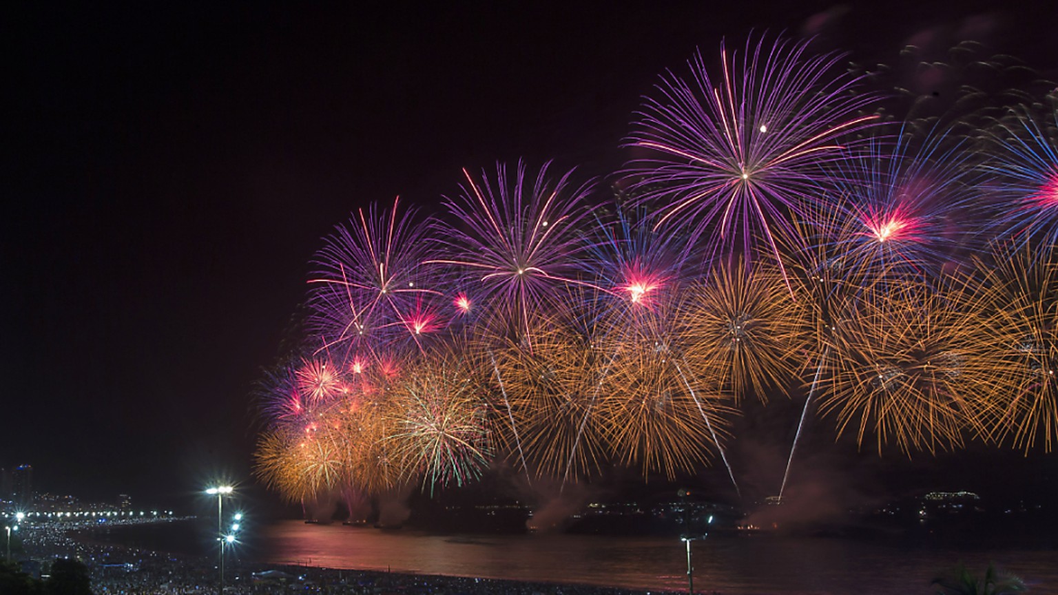 ARCHIV - Ein Feuerwerk bei den Neujahrsfeierlichkeiten