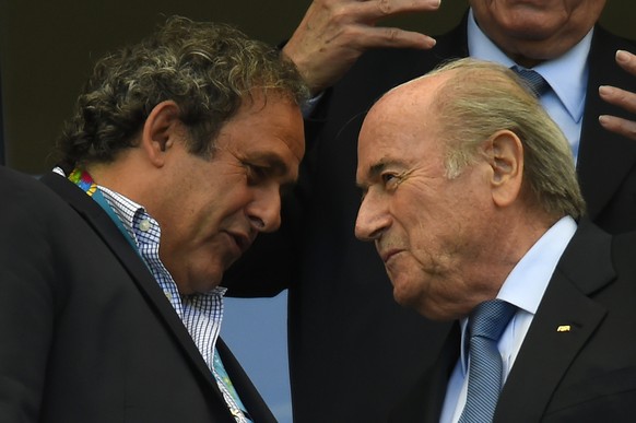 Gucken lieb, sind aber Rivalen bei der nächsten FIFA-Wahl. Michel Platini und Sepp Blatter.