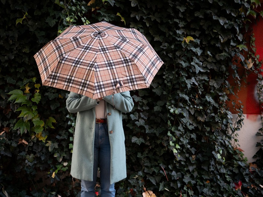 Eine Person mit Regenschirm