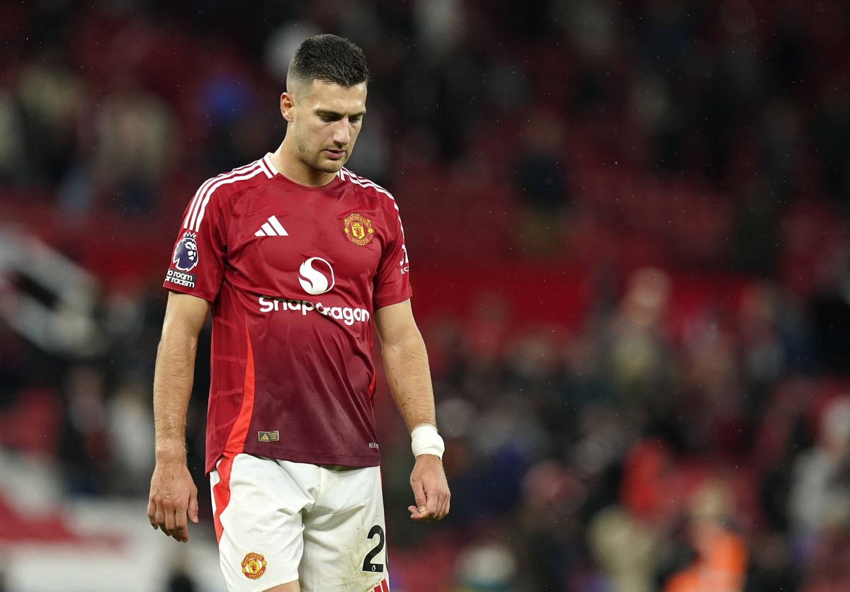 Manchester, England, 29th September 2024. Manchester United, ManU s Diogo Dalot leaves the pitch at the final whistle during the Premier League match at Old Trafford, Manchester. Picture credit should ...