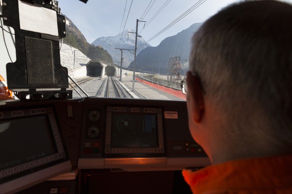 ZUM COUNTDOWN BIS ZUR OFFIZIELLEN EROEFFNUNG DES GOTTHARD-BASISTUNNELS STELLEN WIR IHNEN FOLGENDES HISTORISCHES BILDMATERIAL ZUR VERFUEGUNG. AM MITTWOCH, 1. JUNI 2016, 17 JAHRE NACH DER ERSTEN SPRENGU ...