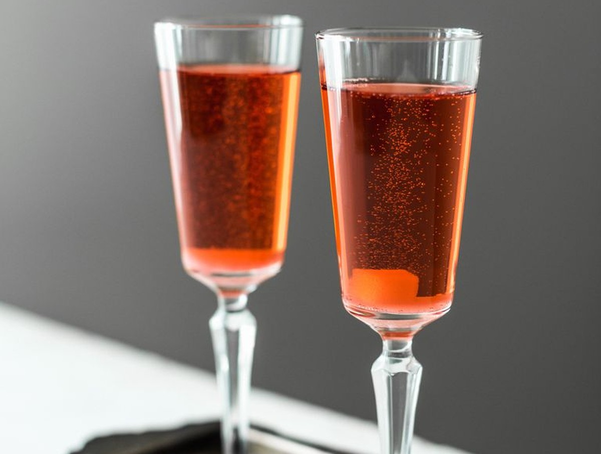 good night kiss cocktail champagne drinks trinken alkohol https://www.cosmopolitan.com/food-cocktails/g1294/valentines-day-drinks/