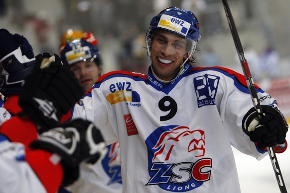 Domenico Pittis und Jean-Guy Trudel, nach dem 4:4 Ausgleichtstor, werden von Adrian Wichser abgeklatscht, beim Eishockeyspiel der National League A zwischen dem HC Lugano und den ZSC Lions, am Samstag ...