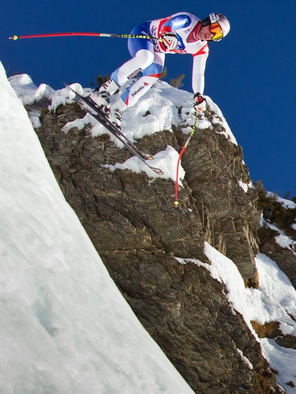 ARCHIV - ZUM 89. LAUBERHORNRENNEN IN WENGEN VOM 18.-20. JANUAR, STELLEN WIR IHNEN FOLGENDES THEMENBILD ZUR VERFUEGUNG -Beat Feuz from Switzerland speeds down the Hundschopf during the men&#039;s ski w ...